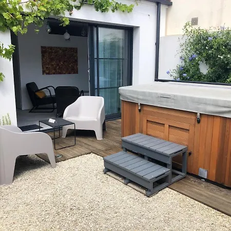 D Architecte Moderne Et Piscine Hébergement de vacances *