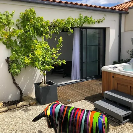 Hébergement de vacances D Architecte Moderne Et Piscine *